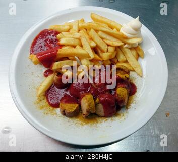 20.05.2019, Berlin, Berlin, Deutschland - Curry-Wurst und Pommes frites auf einem Teller. 00S190520D087CAROEX.JPG [MODEL RELEASE: NO, PROPERTY RELEASE: NO (C Stockfoto