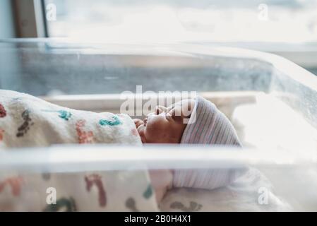 Seitenansicht des Neugeborenen Jungen Profil mit Hut im Krankenhaus Stockfoto