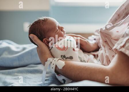 Seitenansicht des Neugeborenen Jungen Profil mit Hut im Krankenhaus Stockfoto