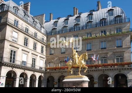 Reiterstatue der Jeanne d'Arc vor dem Hotel Regina. Paris 1e Arr. Ile de France. Frankreich Stockfoto