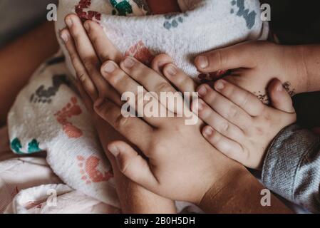 Nahaufnahme Detail der ganzen Familie Hände halten neugeborenen Sohn in Hospita Stockfoto