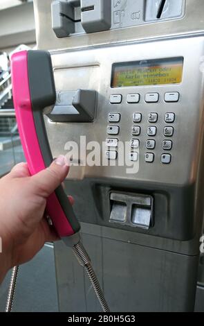 20.07.2019, Berlin, Deutschland - Symbolisches Foto: Telefonieren am Telefon der Telekom. 00S190720D447CAROEX.JPG [MODEL RELEASE: NEIN, PROPERTY RELEASE: NEIN ( Stockfoto