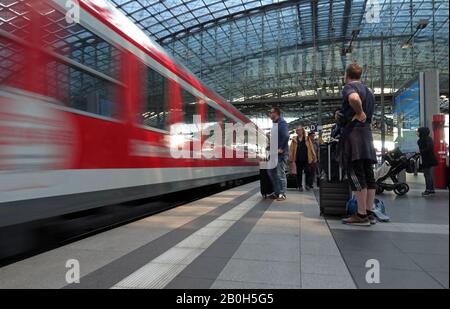20.07.2019, Berlin, Deutschland - Reisende am Eingang eines Interregio-Express im Hauptbahnhof auf dem Bahnsteig. 00S190720D468CAROEX.JPG [MODUS Stockfoto