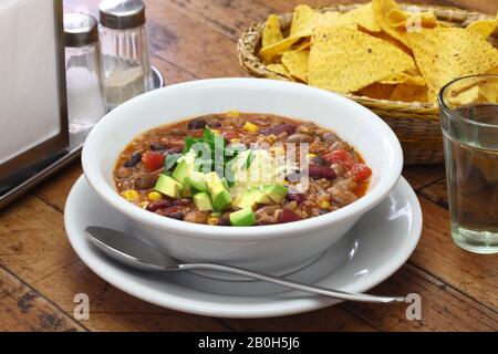 Taco-Suppe ist eine amerikanische Suppe, die jeder leicht mit Oktopuswürzen und Konserven, Tomaten und Mais herstellen kann. Stockfoto