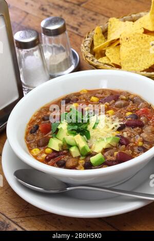 Taco-Suppe ist eine amerikanische Suppe, die jeder leicht mit Oktopuswürzen und Konserven, Tomaten und Mais herstellen kann. Stockfoto