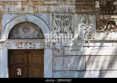 Historische Byzantinische Ära Kirche mit Steinmetzarbeiten an den Außenwänden im Zentrum von Athen. Stockfoto