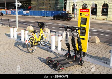 Bratislava, SLOWAKEI - 01. SEPTEMBER 2019: Blick auf Fahrräder und Elektroscooter, die auf der Pribinova-Straße gemietet werden können Stockfoto