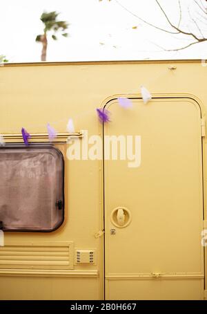 Gelbe Wohnmobil-Tür im Freien Stockfoto