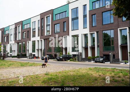10.06.2019, Berlin, Deutschland - neue und exklusive Wohnungen in Form von Reihenhäusern im Bezirk Mitte. 0SL190610D027CAROEX.JPG [MODELLVERSION: Stockfoto