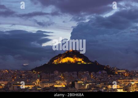 Blick auf den Lycabettus Hügel vom Areopag in Athen, Griechenland. Stockfoto