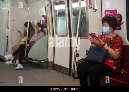 31.01.2020, Singapur, Singapur - Passagiere in einer U-Bahn tragen Atemschutzmasken, um sich vor einer Infektion mit dem Coronavirus zu schützen. 0SL20013 Stockfoto
