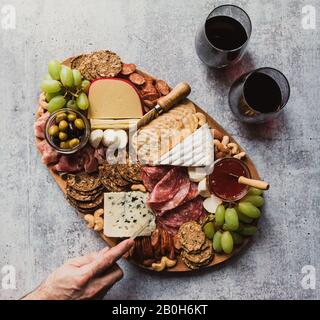 Draufsicht auf der Käseplatte auf der Steintheke. Stockfoto