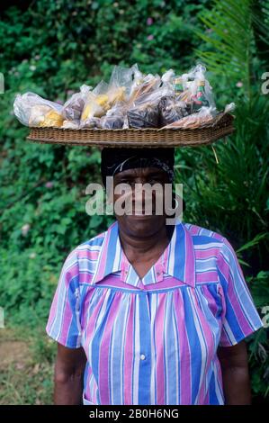 GRENADA, EINE LOKALE FRAU, DIE GEWÜRZE VERKAUFT Stockfoto