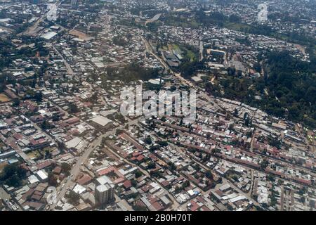 01.11.2019, Addis Abeba, Addis Abeba, Äthiopien - Luftbild. Annäherung über ein Wohngebiet an Addis Abeba. 00U191101D001CAROEX.JPG [MODEL RELEA Stockfoto