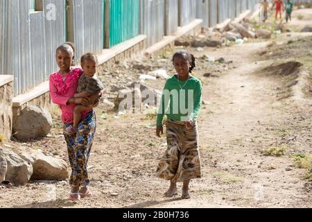 02.11.2019 leben und residieren Adama, Oromiyaa, Äthiopien - 8000 Binnenvertriebene aus der Region Somalia in vier Flüchtlingslagern am Stadtrand. Kinder Stockfoto