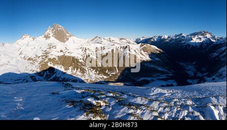 Schneebedeckte Berge in den Pyrenäen, die den Gipfel des Midi D'ossau hervorhebt. Ossau-Tal in den französischen Pyrenäen. Stockfoto