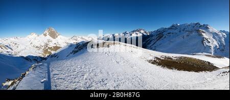 Schneebedeckte Berge in den Pyrenäen, die den Gipfel des Midi D'ossau hervorhebt. Ossau-Tal in den französischen Pyrenäen. Stockfoto