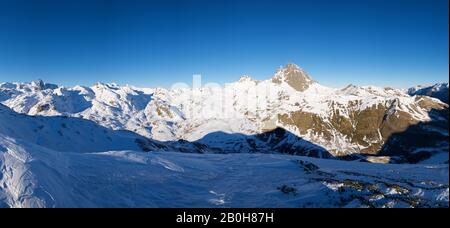 Schneebedeckte Berge in den Pyrenäen, die den Gipfel des Midi D'ossau hervorhebt. Ossau-Tal in den französischen Pyrenäen. Stockfoto