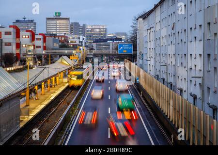 09.12.2019, Essen, Nordrhein-Westfalen, Deutschland - U-Bahn und Autofahrt auf der Autobahn A40 im Stundentakt in die Essener Innenstadt. Stockfoto