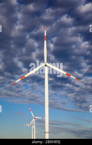 30.12.2019, Juechen, Nordrhein-Westfalen, Deutschland - Windkraftanlagen vor einem Himmel mit Wolken. 00X191230D005CAROEX.JPG [MODELLVERSION: NEIN, RICHTIG Stockfoto