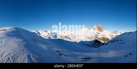 Schneebedeckte Berge in den Pyrenäen, die den Gipfel des Midi D'ossau hervorhebt. Ossau-Tal in den französischen Pyrenäen. Stockfoto