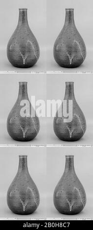 Flasche, Japan, Edo-Zeit (1615-1868), Datum 18. Jahrhundert, Japan, Clay mit knisternder transparenter Glasur und etwas dickerer Überglasur (Karatsu-Ware), H. 7 3/4 Zoll (19,7 cm), Keramik Stockfoto