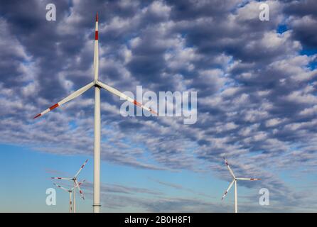 30.12.2019, Juechen, Nordrhein-Westfalen, Deutschland - Windkraftanlagen vor einem Himmel mit Wolken. 00X191230D008CAROEX.JPG [MODELLVERSION: NEIN, RICHTIG Stockfoto