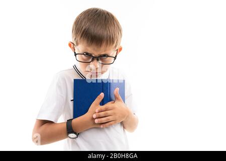 Junge kaukasische Teenager machen Hausaufgaben und denken isoliert auf weißem Hintergrund Stockfoto