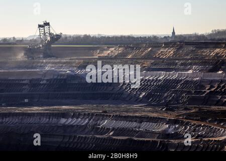 30.12.2019, Juechen, Nordrhein-Westfalen, Deutschland - Bucket Radbagger im RWE-Tagebau Garzweiler, rheinisches Braunbaugebiet Stockfoto