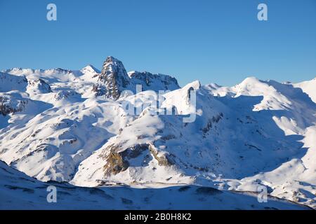 Schneebedeckte Berge in den Pyrenäen, hebt den Anayet Gipfel. Tena Tal in den spanischen Pyrenäen. Stockfoto