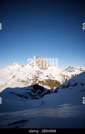 Schneebedeckte Berge in den Pyrenäen, die den Gipfel des Midi D'ossau hervorhebt. Ossau-Tal in den französischen Pyrenäen. Stockfoto