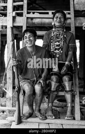 Herr Munney (Der Dorfjäger) Von Der Ethnischen Gruppe Kayaw Posiert Mit Seiner Frau, Htay Kho Village, Loikaw, Myanmar, Außerhalb Seines Hauses. Stockfoto