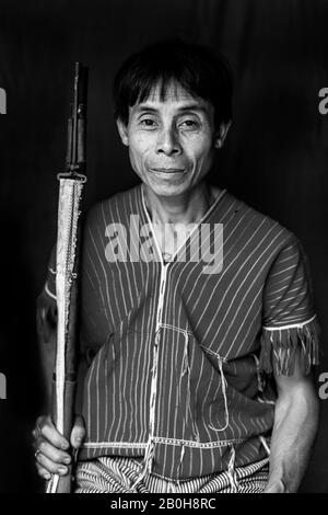 Ein Porträt Von Herrn Munney (Der Dorfjägerin) Aus Der ethnischen Gruppe Kayaw, Htay Kho Village, Loikaw, Myanmar. Stockfoto