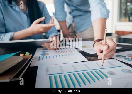 Junge startup Unternehmer Teamarbeit Brainstorming das neue Projekt Investitionen zu diskutieren. Stockfoto