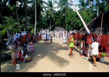 PANAMA, SAN BLAS-INSELN, ACUATUPU-INSEL, KUNA-INDIANER, DIE MOLAS VERKAUFEN, TOURISTEN Stockfoto