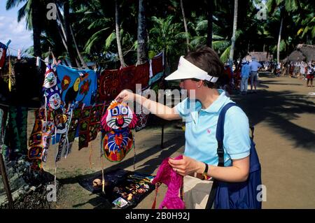 PANAMA, SAN BLAS-INSELN, ACUATUPU-INSEL, KUNA-INDIANER, DIE MOLAS VERKAUFEN, TOURISTEN Stockfoto