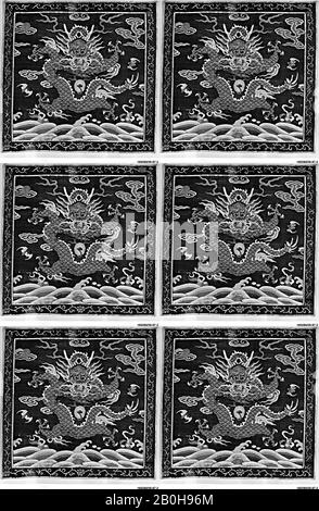 Rangabzeichen mit viergesetztem Drachen, China, Qing-Dynastie (1644-1911), Datum Ende 17.-Anfang 18. Jahrhundert, China, Seide, 13 1/2 x 14 Zoll. (34,29 x 35,56 cm), Textil-Tapestry Stockfoto