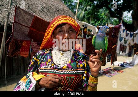 PANAMA, SAN BLAS-INSELN, ACUATUPU-INSEL, KUNA-INDIANERIN MIT PET-PAPAGEI Stockfoto