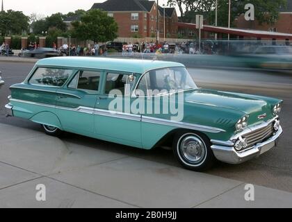 1958 Brookwood Chevrolet Station Wagon parkte entlang der University Avenue in St. Paul, Minnesota Stockfoto