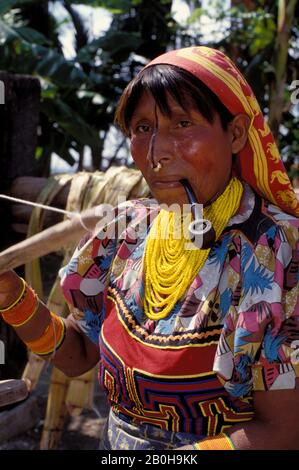 PANAMA, SAN BLAS-INSELN, ACUATUPU-INSEL, KUNA-INDIANERIN, NAHAUFNAHME Stockfoto