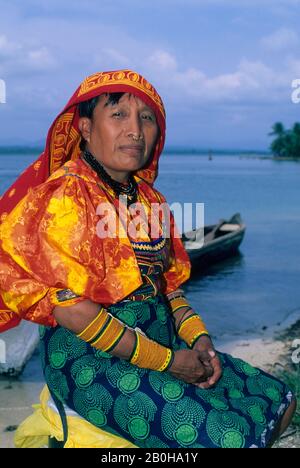 PANAMA, SAN BLAS INSELN, ACUATUPU INSEL, KUNA INDIANERIN AM STRAND Stockfoto