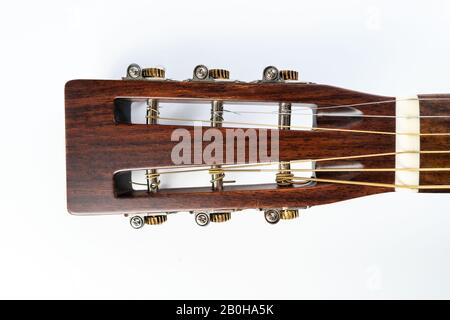 Braune Gitarrenhalsplatte mit auf weißem Hintergrund isolierten Saiten Stockfoto