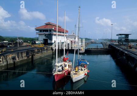 PANAMA, IN DER NÄHE VON COLON, PANAMAKANAL, GATUN LOCKS, SEGELBOOTE Stockfoto