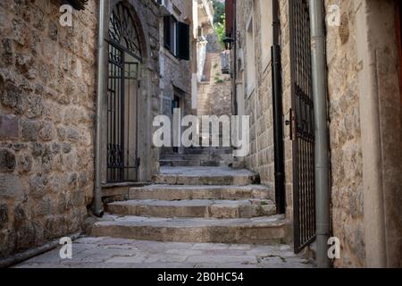 Montenegro - Blick auf einer typischen schmalen Straße mit Kopfsteinpflaster Altstadt von Kotor Stockfoto