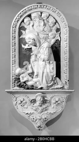 Werkstatt von Andrea della Robbia, Jungfrau Maria, Die Das Christuskind Schmückte, Italienisch, Florenz, Werkstatt von Andrea della Robbia (Italienisch, 1435-1525), nach 1479, Italienisch, Florenz, Glasierte Terrakotta, Gesamt: 40 1/4 × 21 1/4 × 5 Zoll. (102,2 × 54 × 12,7 cm), Skulptur Stockfoto