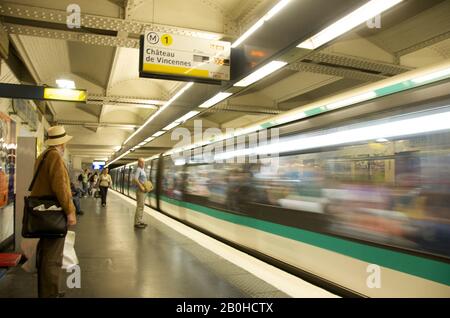 Pariser U-Bahn-Plattform mit wartenden Passagieren, Paris, Frankreich Stockfoto