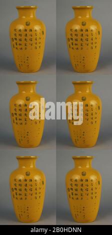 Vase, China, Qing-Dynastie (1644-1911), Kultur: China, Pekingglas, H. 6 1/2 Zoll (16,5 cm); W. 8 1/4 Zoll (21 cm); Durchm. Rand. 2 1/8 Zoll (5,4 cm); Durchm. Der Basis: 2 1/4 Zoll (5,7 cm), Glas Stockfoto