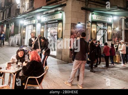 Touristen außerhalb der berühmten San Gines Chocolateria in Madrid, Spanien Stockfoto