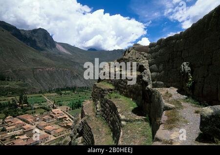 PERU, IN DER NÄHE VON CUZCO, OLLANTAYTAMBO, FESTUNG INCA IM HEILIGEN TAL, TERRASSENFÖRMIGE FELDER Stockfoto