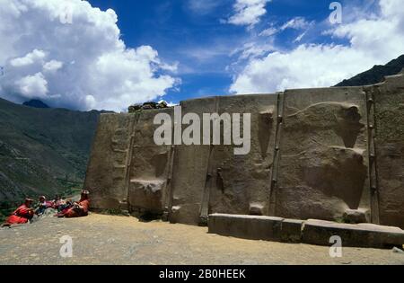 PERU, IN DER NÄHE VON CUZCO, HEILIGE TAL, OLLANTAYTAMBO, FESTUNG INCA, LOKALE MENSCHEN VOR DER MAUER Stockfoto